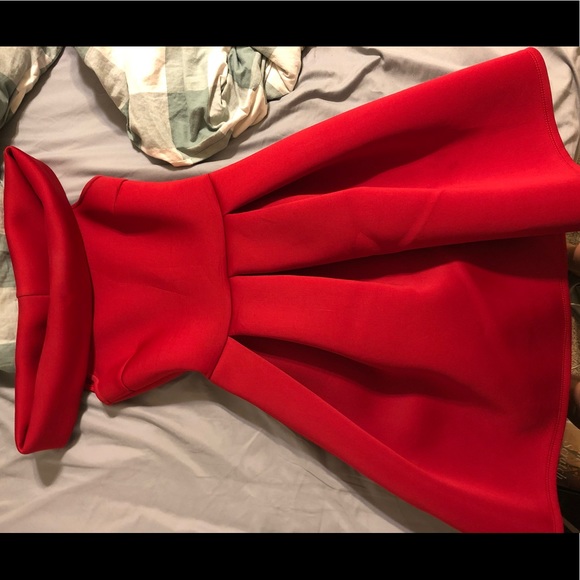 Stunning off the shoulder red dress - Picture 3 of 3